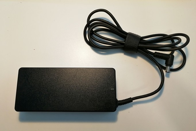 SONY VGP-AC19V14 19.5V 4.7A konektor 6.5mm 4.4mm s vnitřním pinem SKLADEM